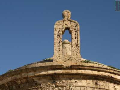 Il tutto � poi coronato dalla cupola sulla cui sommit� si erge il campanile a vela